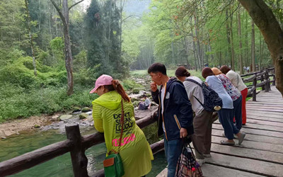 Tourists hiking Jinbian River.jpg