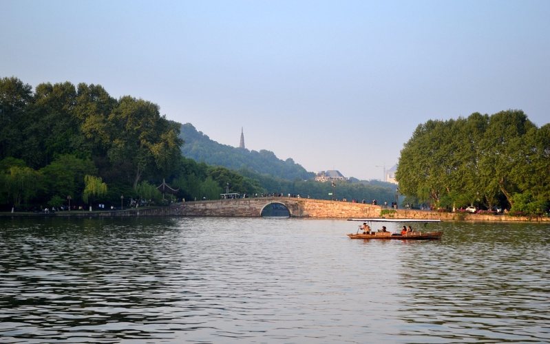 Su causeway at West LAKE.jpg