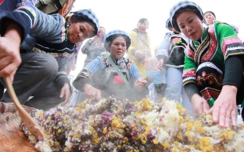 Buyi PEOPLE make rice.jpg