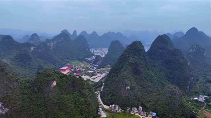 Yangshuo County——a fantasy landscape in Guilin